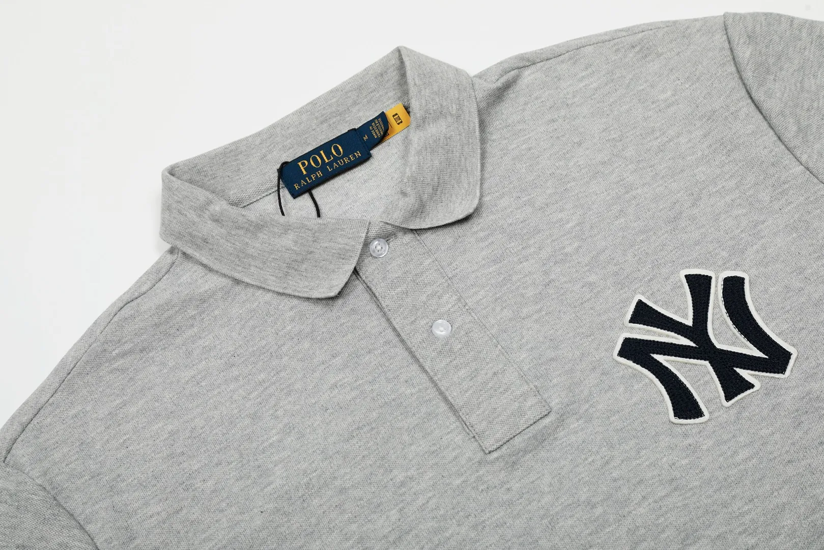 P154 💰 "Top quality" Style number: DS072# (not off the shelves all year round) [Ralph Lauren&NY co-branded new embroidered horse logo POLO lapel basic short sleeves] ✅Ralph Lauren&MLB Yankees co-branded versatile style lapel POLO short sleeves for men and women ✅Main supply platform live broadcast Wholesale entity Replenish when out of stock Not off the shelf ✅ZP quality 1:1 version Scan the code to enter the GF website Z cabinet quality ✅Detailed quality is the only one in Guangzhou. Imported pique fabrics. Focus on high-end. Cost-effective. Needless to say good quality. ✅Restore the original version. The maximum size can be worn up to 210 pounds. Loose, comfortable and stress-free. ✅Work wear and life wear. Suitable for various occasions. Must-have recommendation for couples. Size: S-XL. Color: Gray Navy.
